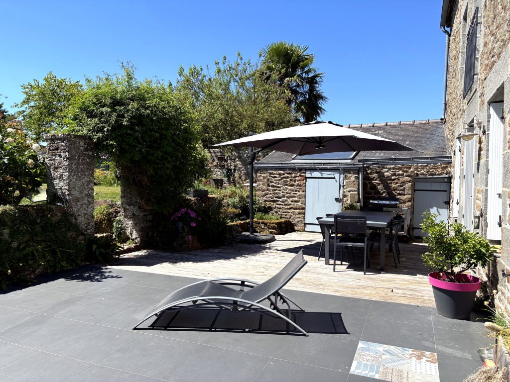 La maison en pierre et sa terrasse