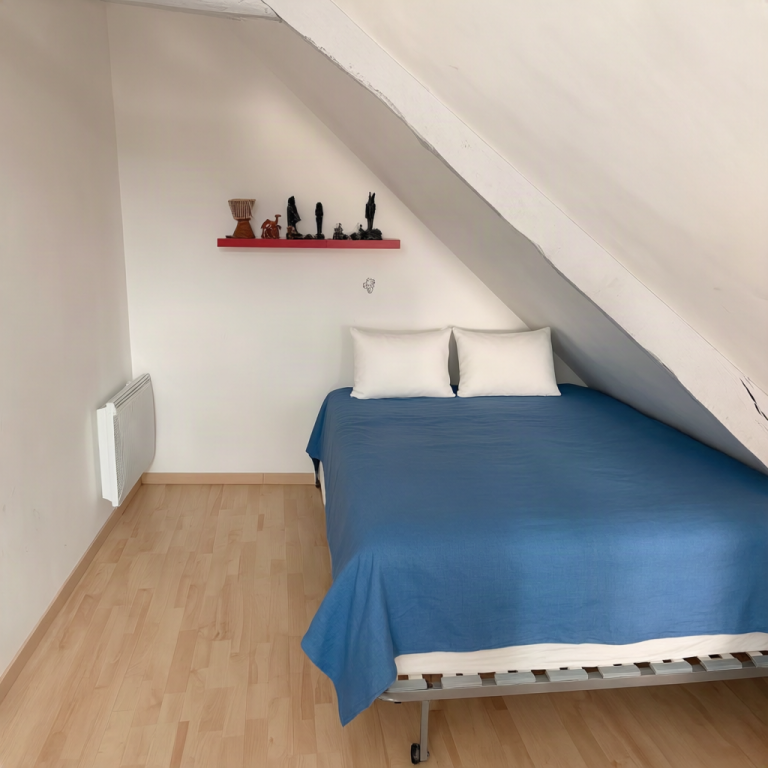 Chambre sous pente avec lit deux places