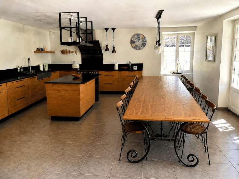 Deux tables et douze chaises dans la salle à manger