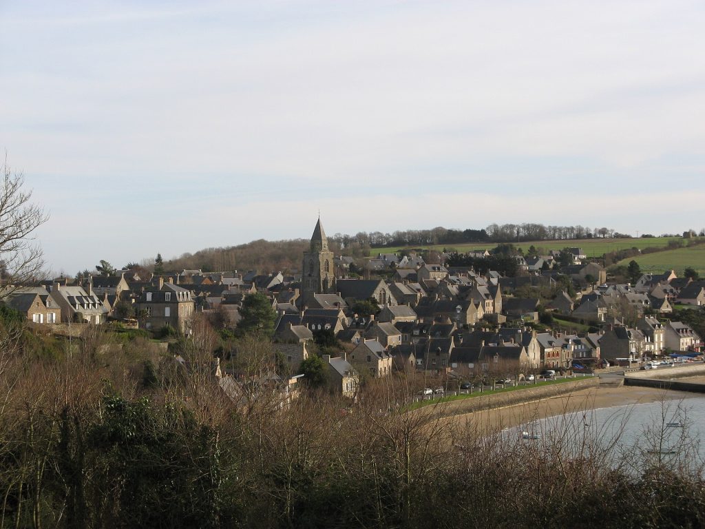 Le village de Saint-Suliac et son église au bord de la Rance, vu depuis l’oratoire de Grainfollet